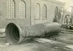 Klagshamns cementfabrik. Nedkokt ångpannekanal, bevisande materialets seghet.