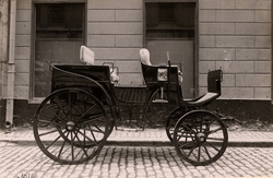 Hästvagn med två rader säten.