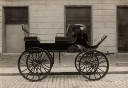 Hästvagn med flak, två bänkar på flaket.