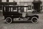 Automobil Georges-Roy. Karosseri tillverkat vid AB Stockholms Vagn- och Karosserifabrik. Specialbyggd kaross tillverkad för Strand Hotel i Stockholm och levererad 1911. Georges-Roy var ett ovanligt franskt märke som faktiskt såldes i Sverige under 1910-talet.