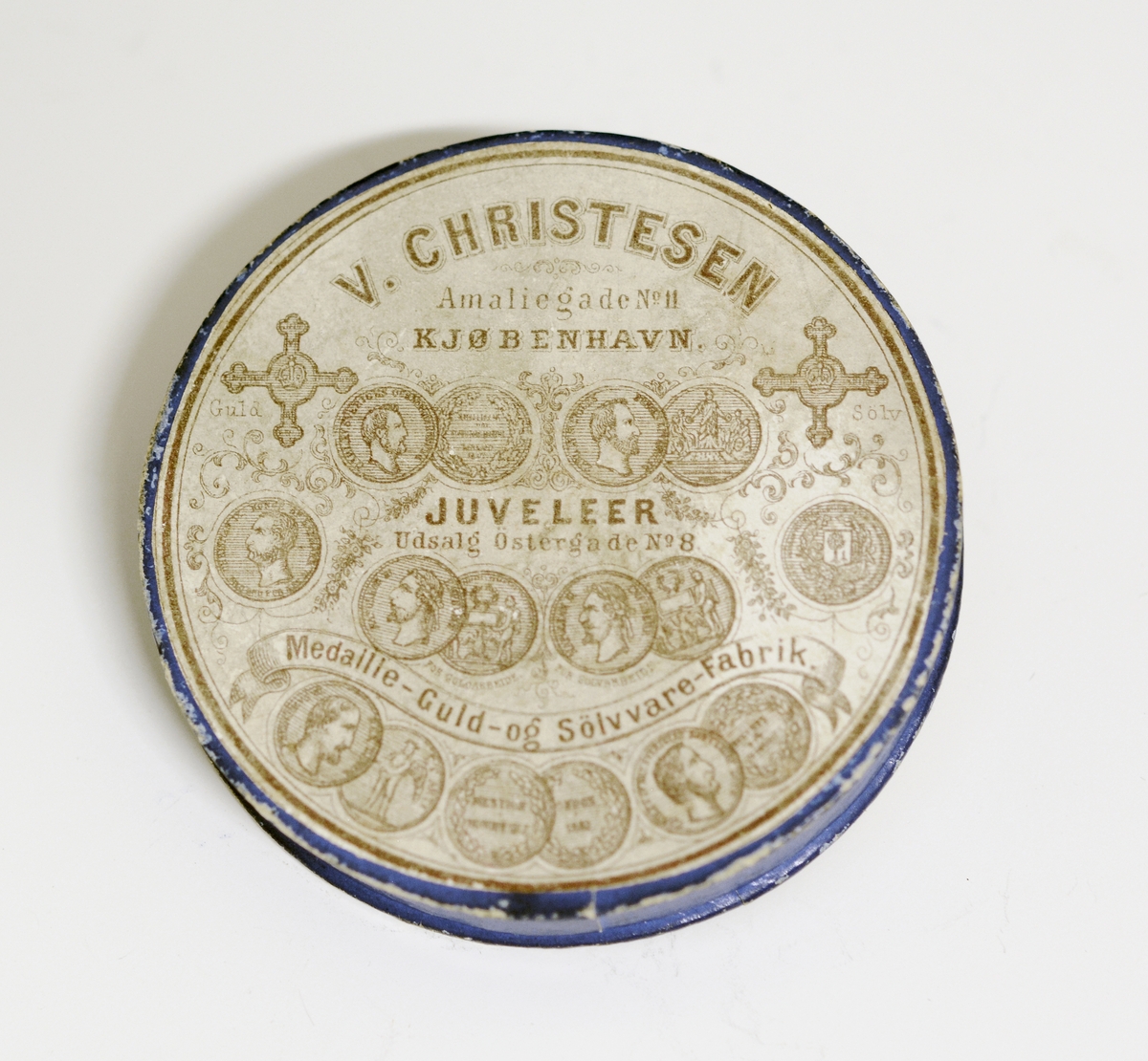 Prot: Sølvemedalje. Adversen viser en stor bygning med flagg og vimpler. Over i et bånd: "Den nordiske industri- og kunstutstilling" Under: "Kjøbenhavn 1872". Revers-motiv: En kvinde i gevandt og med krone på hodet, på hver side nakne, unge menn. Tekst: "For hvert et Tab igjen erstatning findes - Hvad utad tabes, det maa indad vindes" H. P. Holst. Under figurene "H. Øbrik. inv. 7 Schmalfeld feb. Nederst: "V. Christesen"