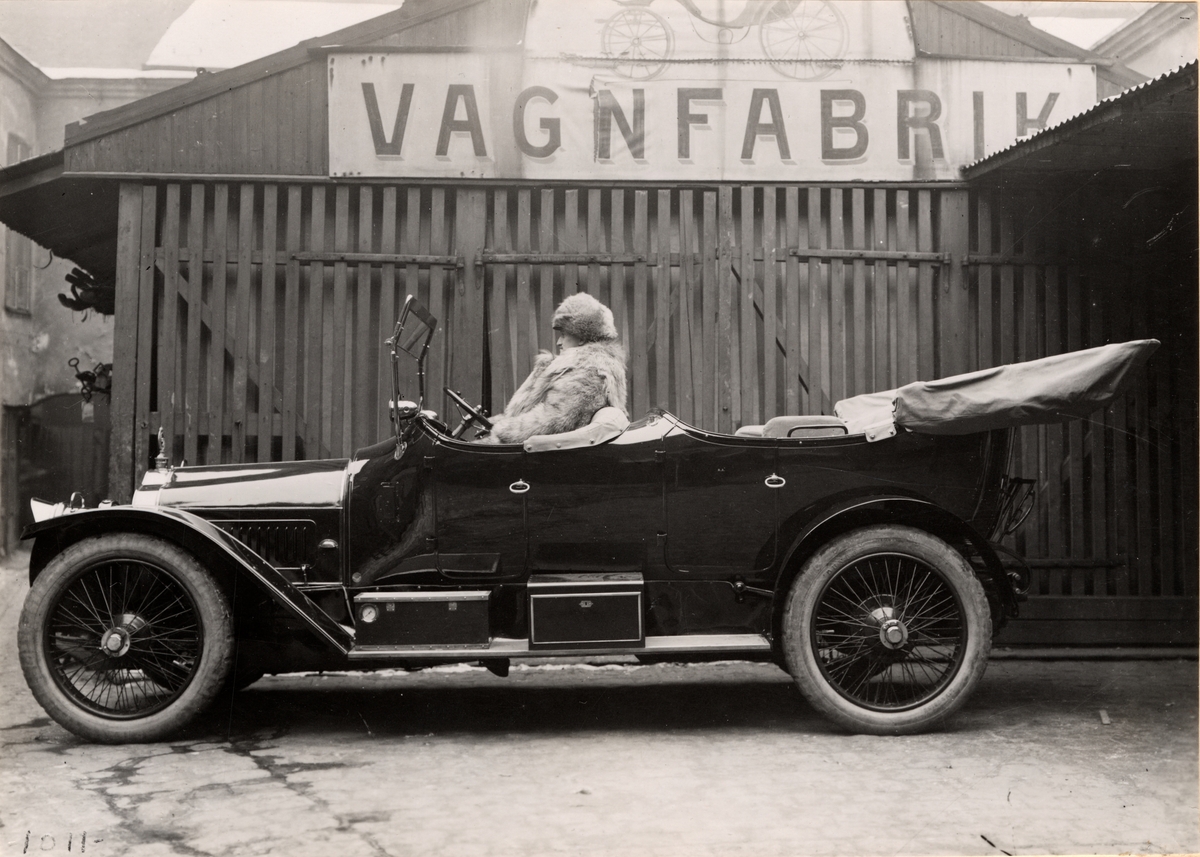 Automobil med karosseri tillverkat vid AB Stockholms Vagn- och Karosserifabrik. Minerva.