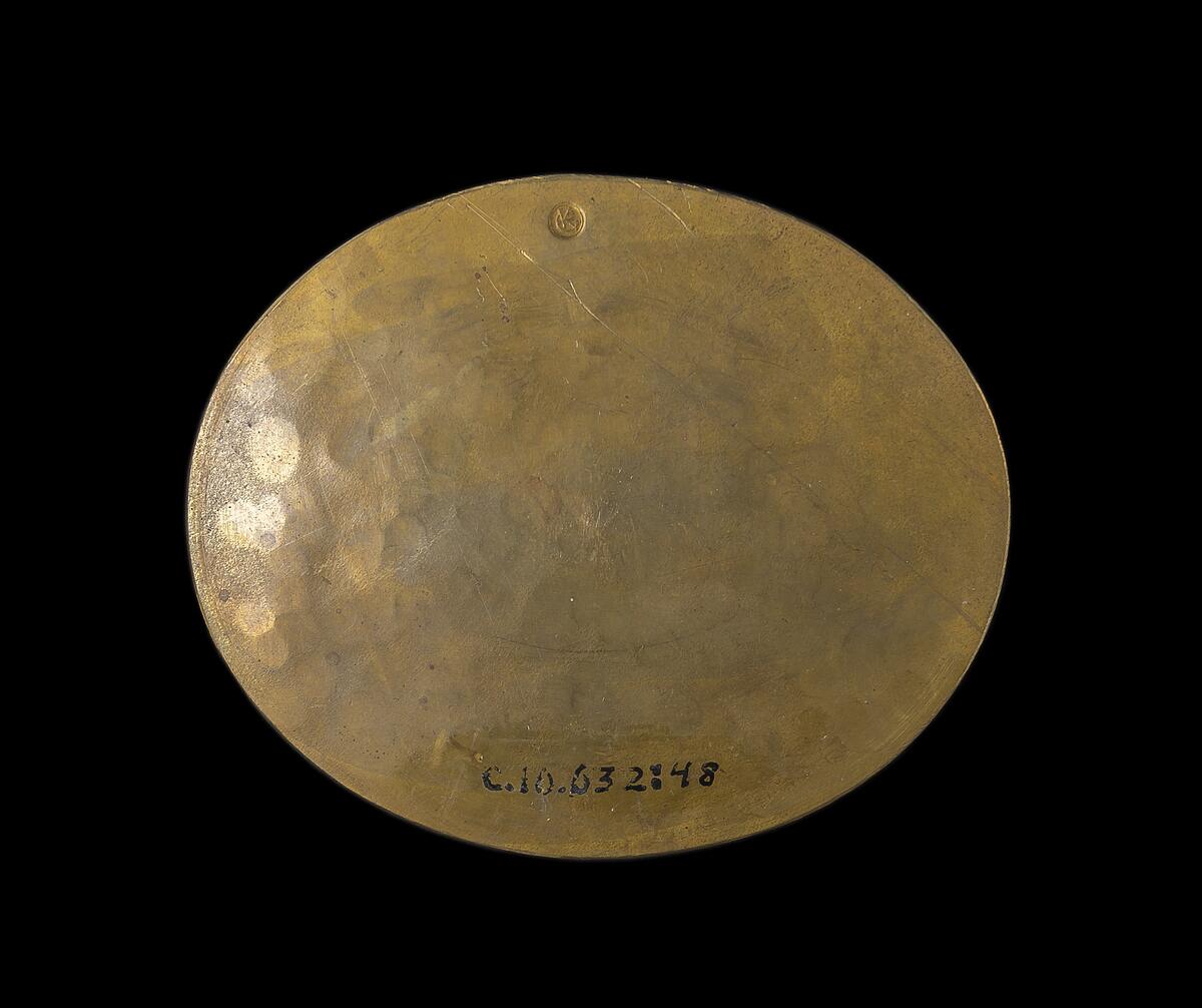 OVAL. SIGNERAD N.V. V. LÄNGSTADIUS: ÖSTERGRAVAR. I GLAS OCH MÄSSINGRAM. BR. 8, H. 6,8 CM. DAGERMÅTT 7,3 x 6 CM.