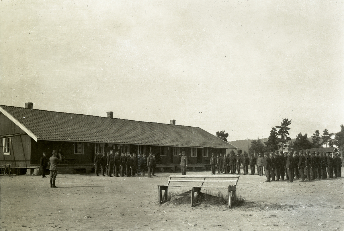 Serie med bilde frå ein militærleir
