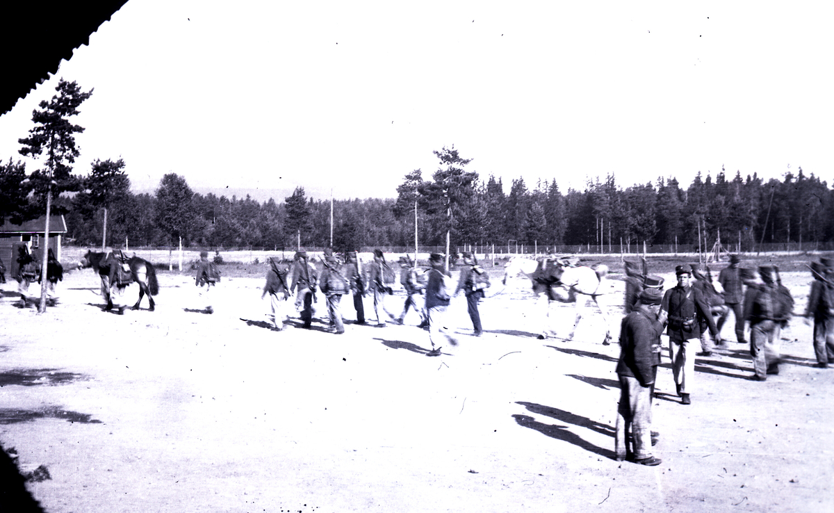 Serie med bilde frå ein militærleir