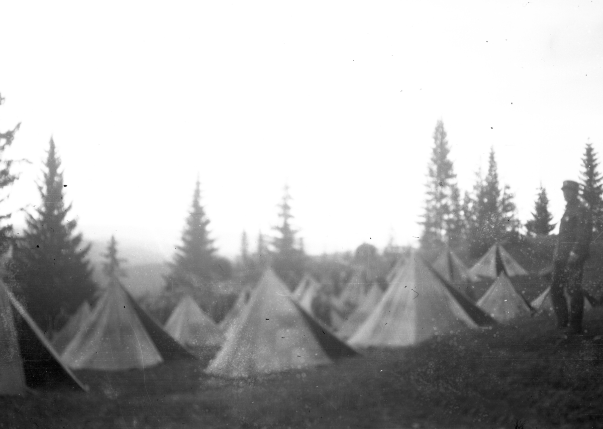 Serie med bilde frå ein militærleir