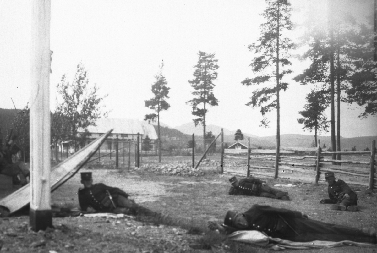Serie med bilde frå ein militærleir