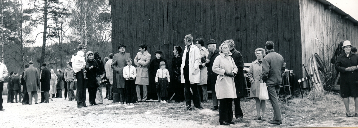 Regementets och försvarsområdets dag den 4 maj 1974

Åskådarna samlas vid regementets idrottsplats.
Bild 1 Här börjar åskådrna samlas, det serverades 1400 portioner ärtsoppa vilket ger en uppskattning om hur många som deltog i evenemanget.

Bild 2 Inbjudna pensionärer överste Fritz-Ivar Virgin och Erik Cavalli samt överstelöjtnant Malcolm Fritz.

Bild 3 Tekniker (vid Foto och ritdetaljen) Eriksson ("Lången), okänd och majoren Jan Toll