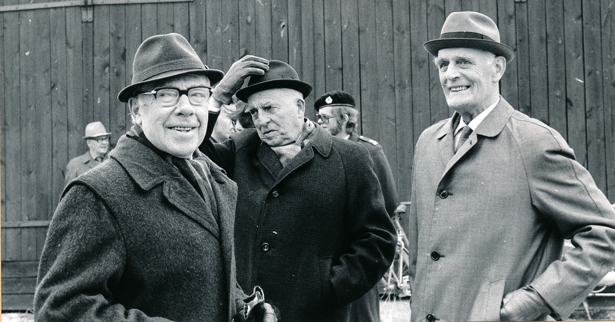 Regementets och försvarsområdets dag den 4 maj 1974

Åskådarna samlas vid regementets idrottsplats.
Bild 1 Här börjar åskådrna samlas, det serverades 1400 portioner ärtsoppa vilket ger en uppskattning om hur många som deltog i evenemanget.

Bild 2 Inbjudna pensionärer överste Fritz-Ivar Virgin och Erik Cavalli samt överstelöjtnant Malcolm Fritz.

Bild 3 Tekniker (vid Foto och ritdetaljen) Eriksson ("Lången), okänd och majoren Jan Toll