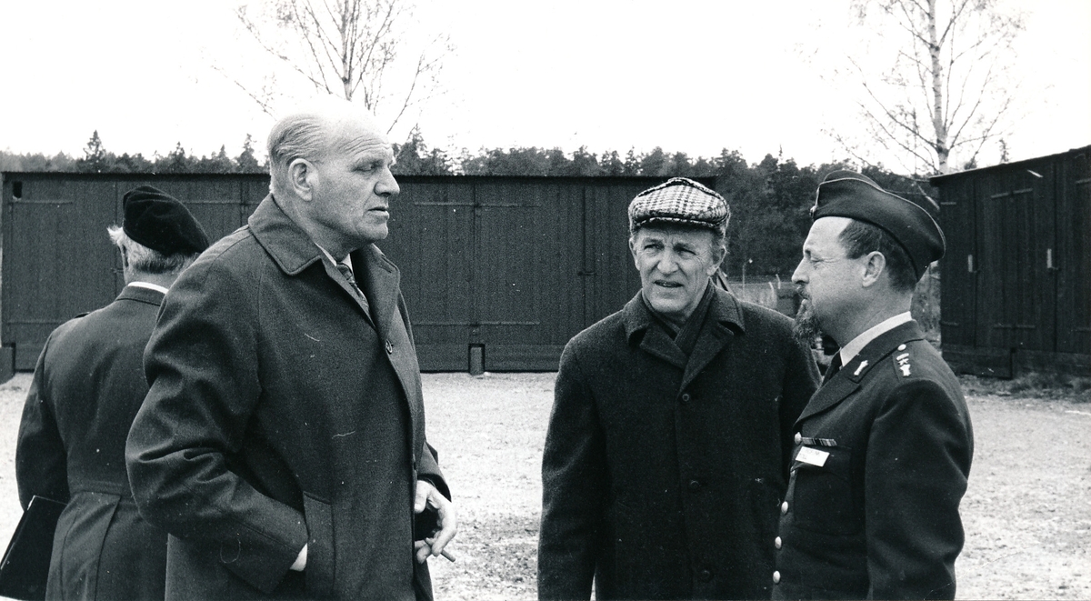 Regementets och försvarsområdets dag den 4 maj 1974

Åskådarna samlas vid regementets idrottsplats.
Bild 1 Här börjar åskådrna samlas, det serverades 1400 portioner ärtsoppa vilket ger en uppskattning om hur många som deltog i evenemanget.

Bild 2 Inbjudna pensionärer överste Fritz-Ivar Virgin och Erik Cavalli samt överstelöjtnant Malcolm Fritz.

Bild 3 Tekniker (vid Foto och ritdetaljen) Eriksson ("Lången), okänd och majoren Jan Toll