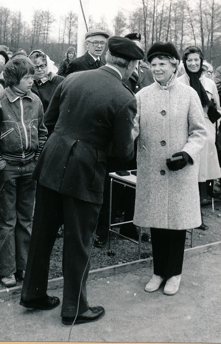 Regementets och försvarsområdets dag den 4 maj 1974

Bild 1
Fem personer fick i samband med Regementets dag ta emot regementets minnesmedalj av överste Stig Colliander vid högtidligheterna på idrottsplatsen.

Bild 2
Kokerskan Anna-Lisa Hedberg, minnesmedalj i guld för 35 år och 10 månaders tjänst.

Bild 3
Kapten Agne Holm, silvermedalj för 33 år och 5 månader varav 17 års tjänst vid Fo 43.

Bild 4
Kapten Karl Herbert Olsson, silvermedalj för 41 år och 5 månader varav 15 års tjänst vid Fo 43.

Bild 5
Fanjunkare Algot Englund, guldmedalj för 43 år och 8 månaders tjänst.

Bild 6
Förrådsman Johan Arne Dahlgren, guldmedalj för 28 år och 7 månaders tjänst.