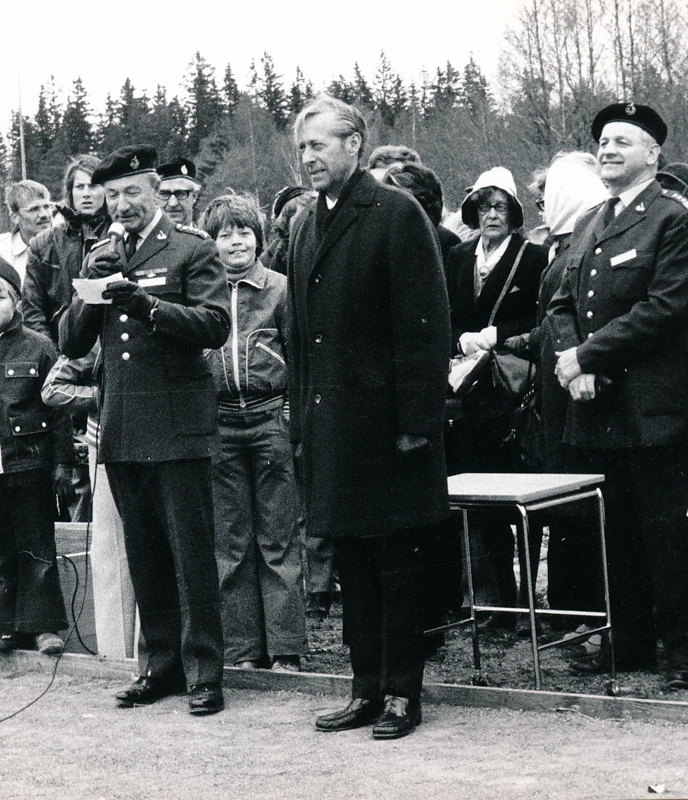 Regementets och försvarsområdets dag den 4 maj 1974

Bild 1
Fem personer fick i samband med Regementets dag ta emot regementets minnesmedalj av överste Stig Colliander vid högtidligheterna på idrottsplatsen.

Bild 2
Kokerskan Anna-Lisa Hedberg, minnesmedalj i guld för 35 år och 10 månaders tjänst.

Bild 3
Kapten Agne Holm, silvermedalj för 33 år och 5 månader varav 17 års tjänst vid Fo 43.

Bild 4
Kapten Karl Herbert Olsson, silvermedalj för 41 år och 5 månader varav 15 års tjänst vid Fo 43.

Bild 5
Fanjunkare Algot Englund, guldmedalj för 43 år och 8 månaders tjänst.

Bild 6
Förrådsman Johan Arne Dahlgren, guldmedalj för 28 år och 7 månaders tjänst.