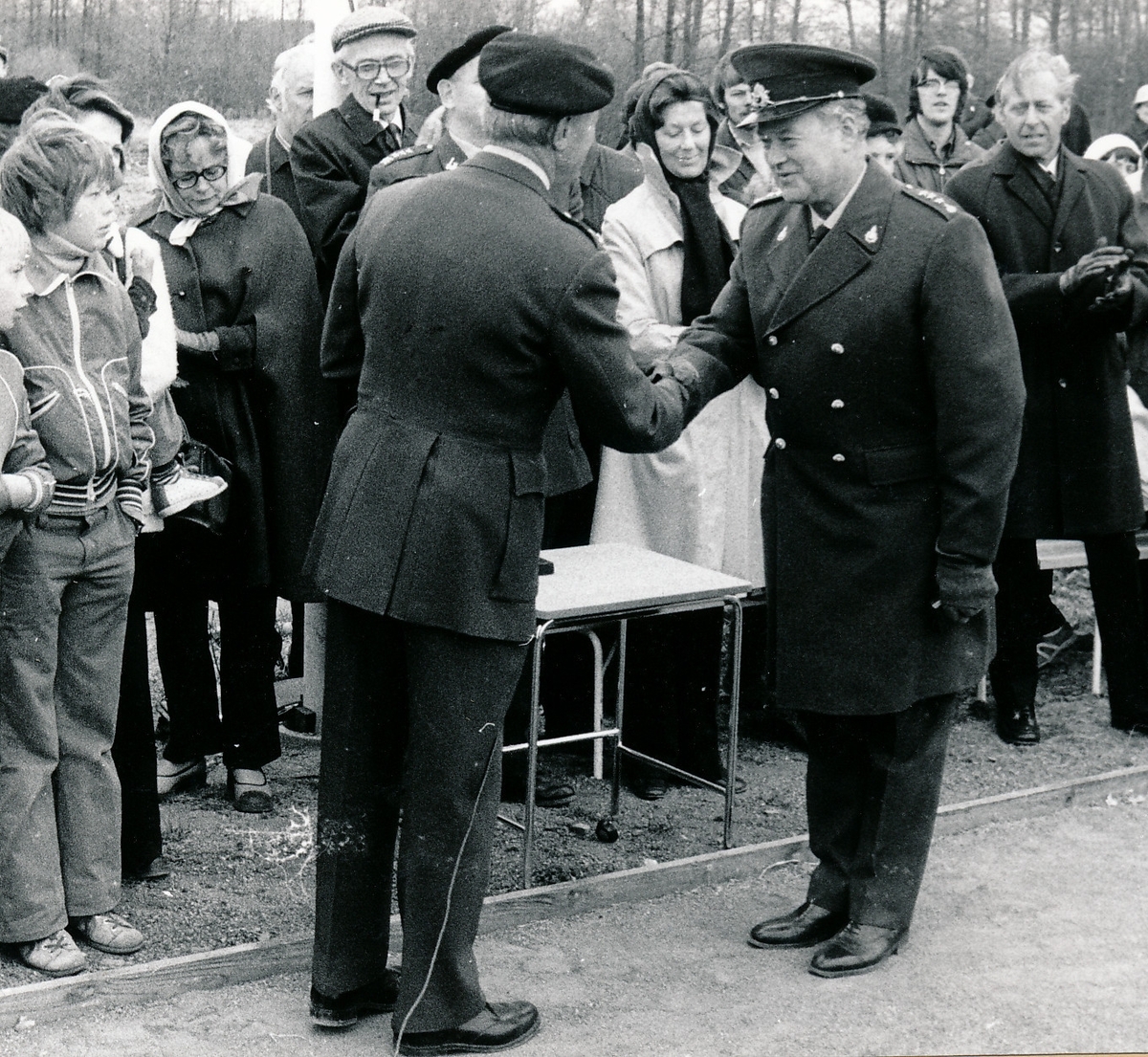 Regementets och försvarsområdets dag den 4 maj 1974

Bild 1
Fem personer fick i samband med Regementets dag ta emot regementets minnesmedalj av överste Stig Colliander vid högtidligheterna på idrottsplatsen.

Bild 2
Kokerskan Anna-Lisa Hedberg, minnesmedalj i guld för 35 år och 10 månaders tjänst.

Bild 3
Kapten Agne Holm, silvermedalj för 33 år och 5 månader varav 17 års tjänst vid Fo 43.

Bild 4
Kapten Karl Herbert Olsson, silvermedalj för 41 år och 5 månader varav 15 års tjänst vid Fo 43.

Bild 5
Fanjunkare Algot Englund, guldmedalj för 43 år och 8 månaders tjänst.

Bild 6
Förrådsman Johan Arne Dahlgren, guldmedalj för 28 år och 7 månaders tjänst.