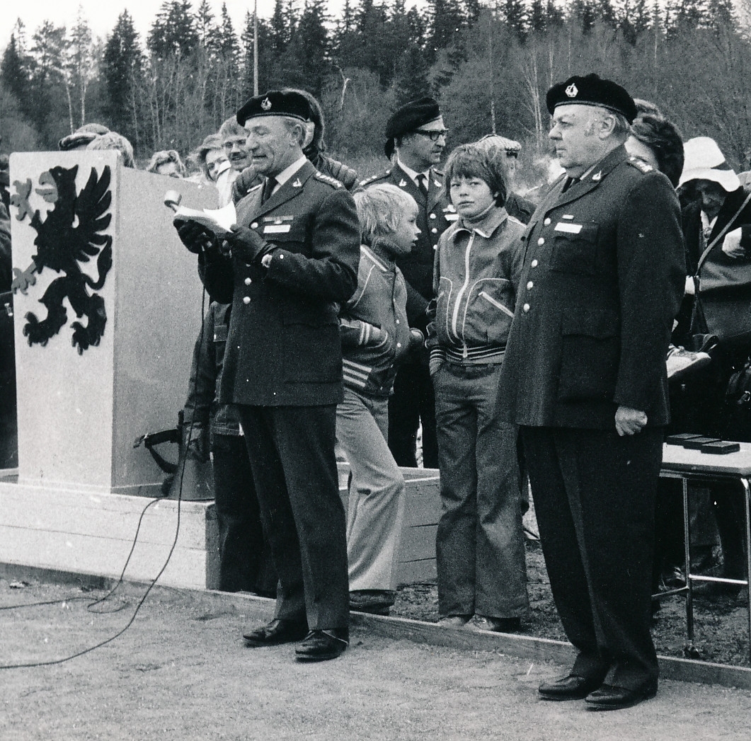 Regementets och försvarsområdets dag den 4 maj 1974

Bild 1
Fem personer fick i samband med Regementets dag ta emot regementets minnesmedalj av överste Stig Colliander vid högtidligheterna på idrottsplatsen.

Bild 2
Kokerskan Anna-Lisa Hedberg, minnesmedalj i guld för 35 år och 10 månaders tjänst.

Bild 3
Kapten Agne Holm, silvermedalj för 33 år och 5 månader varav 17 års tjänst vid Fo 43.

Bild 4
Kapten Karl Herbert Olsson, silvermedalj för 41 år och 5 månader varav 15 års tjänst vid Fo 43.

Bild 5
Fanjunkare Algot Englund, guldmedalj för 43 år och 8 månaders tjänst.

Bild 6
Förrådsman Johan Arne Dahlgren, guldmedalj för 28 år och 7 månaders tjänst.