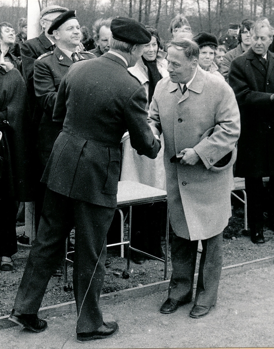 Regementets och försvarsområdets dag den 4 maj 1974

Bild 1
Fem personer fick i samband med Regementets dag ta emot regementets minnesmedalj av överste Stig Colliander vid högtidligheterna på idrottsplatsen.

Bild 2
Kokerskan Anna-Lisa Hedberg, minnesmedalj i guld för 35 år och 10 månaders tjänst.

Bild 3
Kapten Agne Holm, silvermedalj för 33 år och 5 månader varav 17 års tjänst vid Fo 43.

Bild 4
Kapten Karl Herbert Olsson, silvermedalj för 41 år och 5 månader varav 15 års tjänst vid Fo 43.

Bild 5
Fanjunkare Algot Englund, guldmedalj för 43 år och 8 månaders tjänst.

Bild 6
Förrådsman Johan Arne Dahlgren, guldmedalj för 28 år och 7 månaders tjänst.