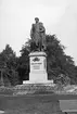 Carl XIV Johans staty av Ludwig von Schwanthaler i Carl Johans park i Norrköping. Avtäckt 20 oktober 1846. Här dokumenterad omkring förra sekelskiftet.