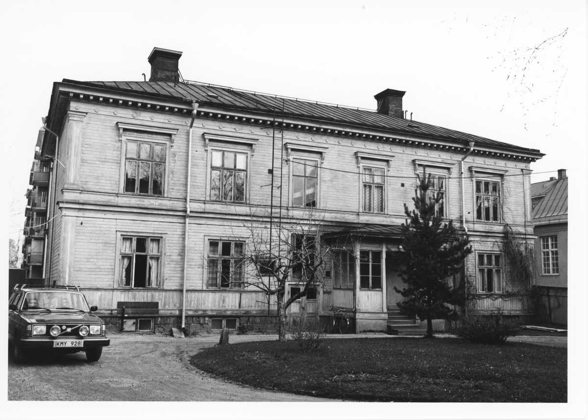 Exteriör gamla PIX-Huset 12/10 1983. Norra Slottsgatan 15. Fotot ät taget från gården mot norr. Staketgatan löper bakom huset. Till höger skymtar Vasaskolans gymnastikhus.