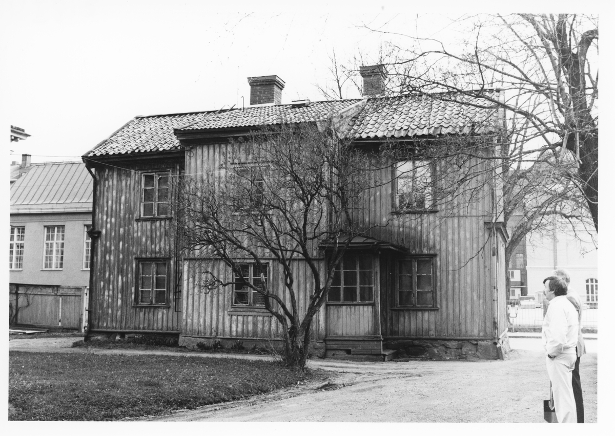 Exteriör. PIX tomten. Norra Slottsgatan 15. Fotot är taget från gårdssidan, och Norra Slottsgatan löper bakom huset. Till vänster syns Vasaskolans gymnastikhus och till höger skolgården med huvudbyggnaden. 
"Gamla PIX-huset" har ingång från samma gårdsplan. Dess takfot skymtar överst till vänster.