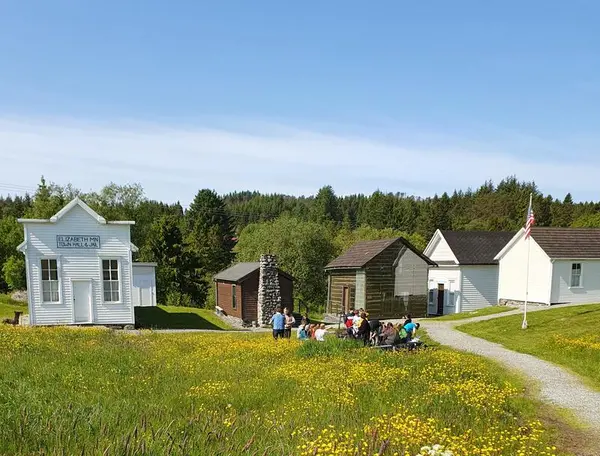 Prærielandsbyen i fint vær med sommerblomster