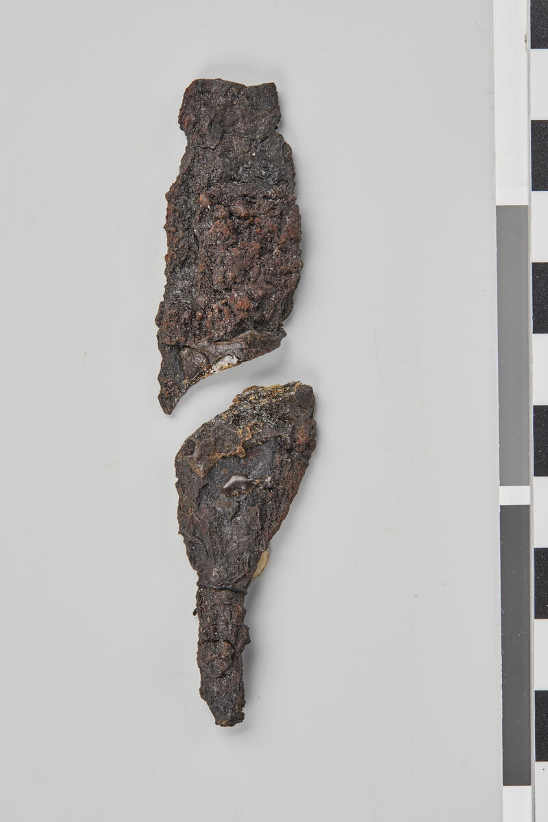 Pilespiss av jern av typen R. 540 eller Shetelig: Ark. Tidsbest., fig. 124. Odden er avbrutt og mangler og likeledes tangens nedre del. Nåv. lengde. 8,5 cm.