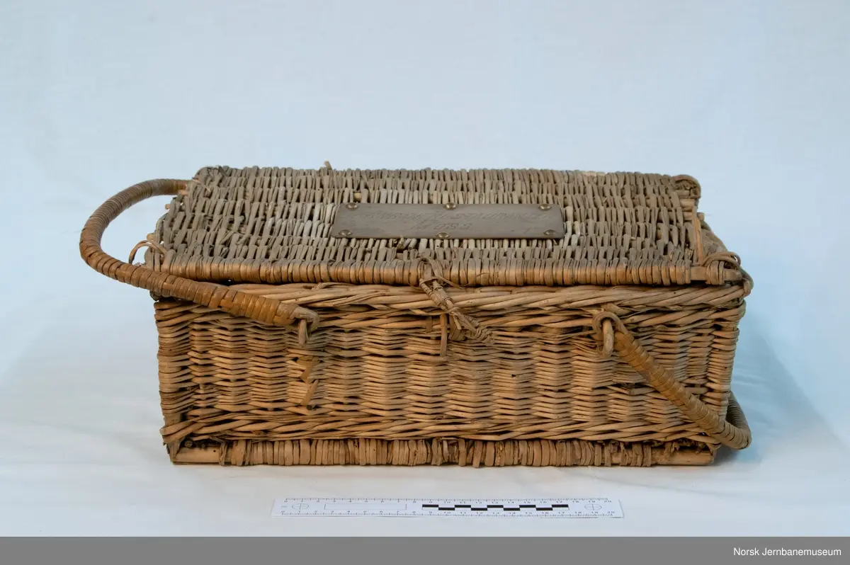 Food basket from the railway restaurant in Moss. It was most likely used by the restaurant up until the 1930s. Sometime during the 1930-1940 the basket was bought at a flea market, and has been in that familiys possession up until 2021. 
The basket is made using traditional basket weaving materials and techniques, 