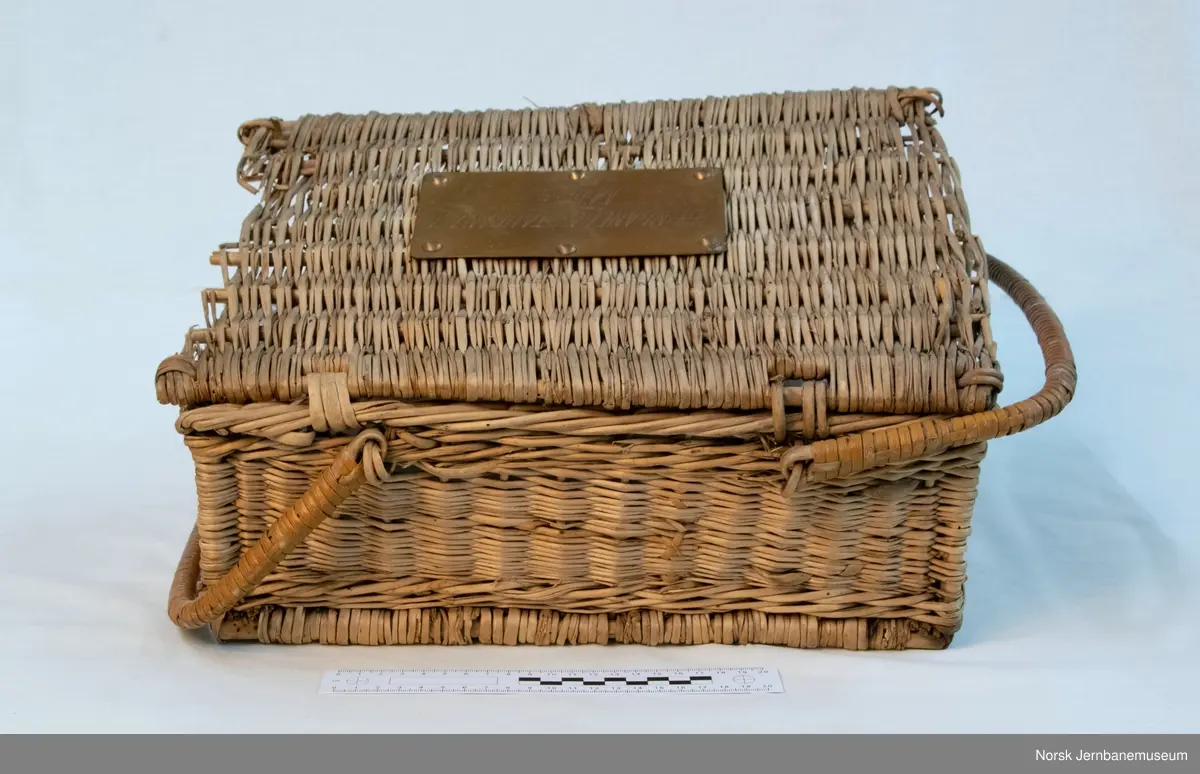 Food basket from the railway restaurant in Moss. It was most likely used by the restaurant up until the 1930s. Sometime during the 1930-1940 the basket was bought at a flea market, and has been in that familiys possession up until 2021. 
The basket is made using traditional basket weaving materials and techniques, 