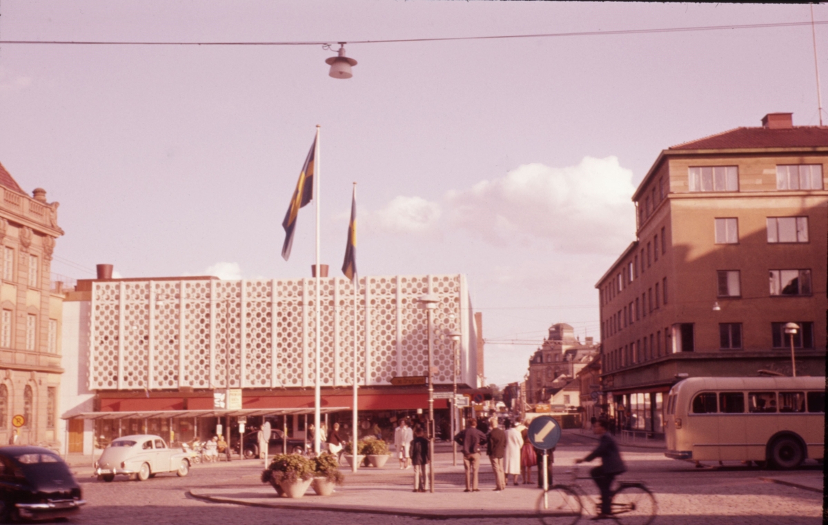 Tempohuset, Stora torget i Uppsala år 1961. Stadsbyggnadskontoret/Planavdelningen i Linköping var på studieresa. Tempohuset som senare kom att nämnas Åhlénshuset, ritades av arkitekterna Sven Backström och Leif Reinius. Det stod klart 1960.