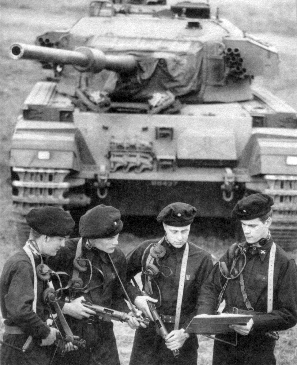 Strv 101 med besättning
