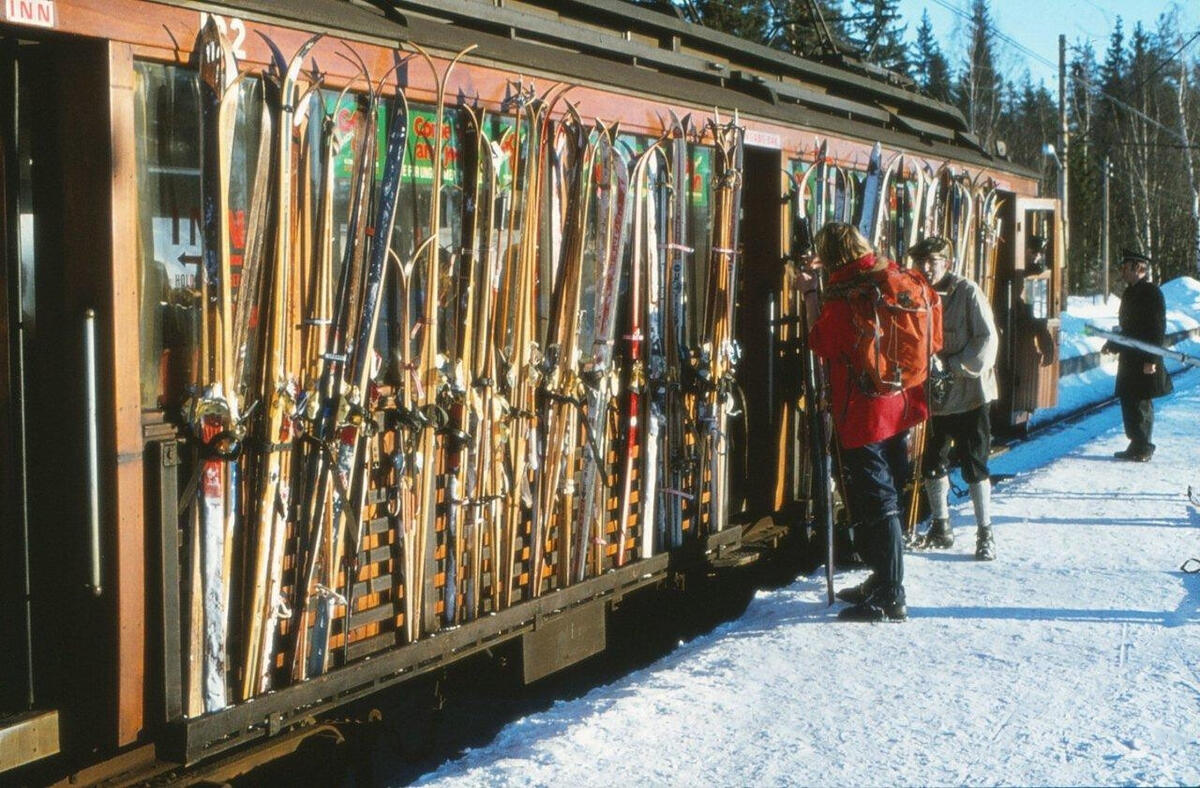 Holmenkolbanen, nr. 102, linje 13. Sognsvatn. Ski på siden av vogna. 

Holmenkolbanen ble en viktig måte for byens befolkning å komme seg bort fra byens kjas og mas og utforske marka mer. Ski ble derfor festet langs sidene av vognene for ikke å skitne til passasjerenes klær. 