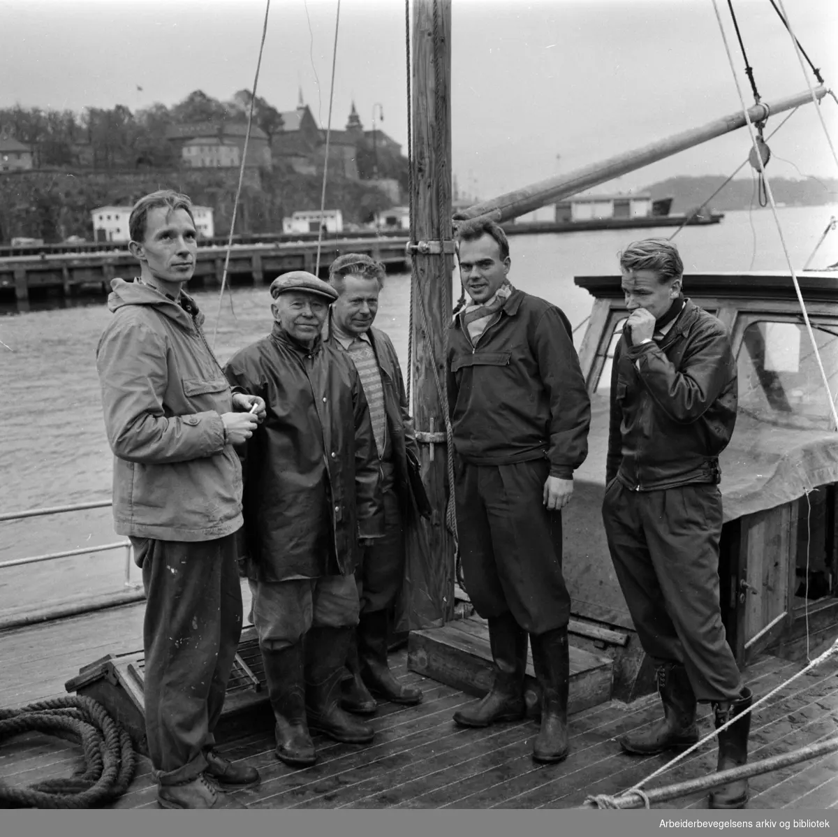 Vannforskningsinstituttet tester vannet i Oslo indre havn. På bildet sees: Odd Gleditsch, Bjørn Bergmann-Paulsen, Hagbart Høyum, Ernst Føyn og Lasse Berglind på forskningskutteren "Gunnar Knudsen". Oktober 1960