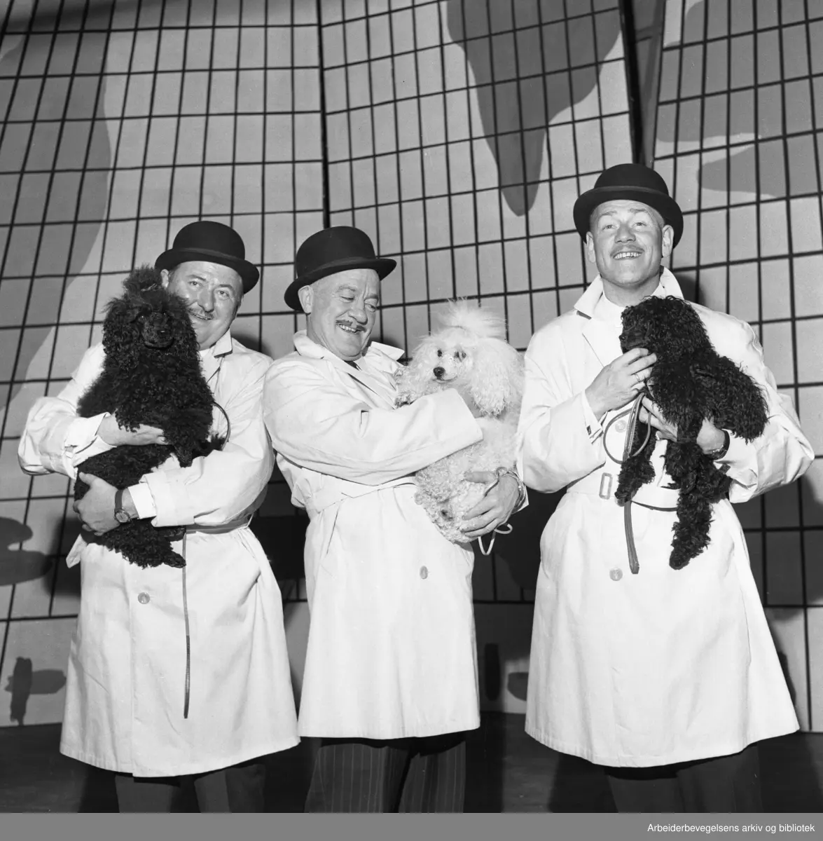 Chat Noir-revyen KYSS KATTA, sesongen 1962 - 1963. Fra venstre: Carsten Byhring, Arvid Nilssen og Arve Opsahl.