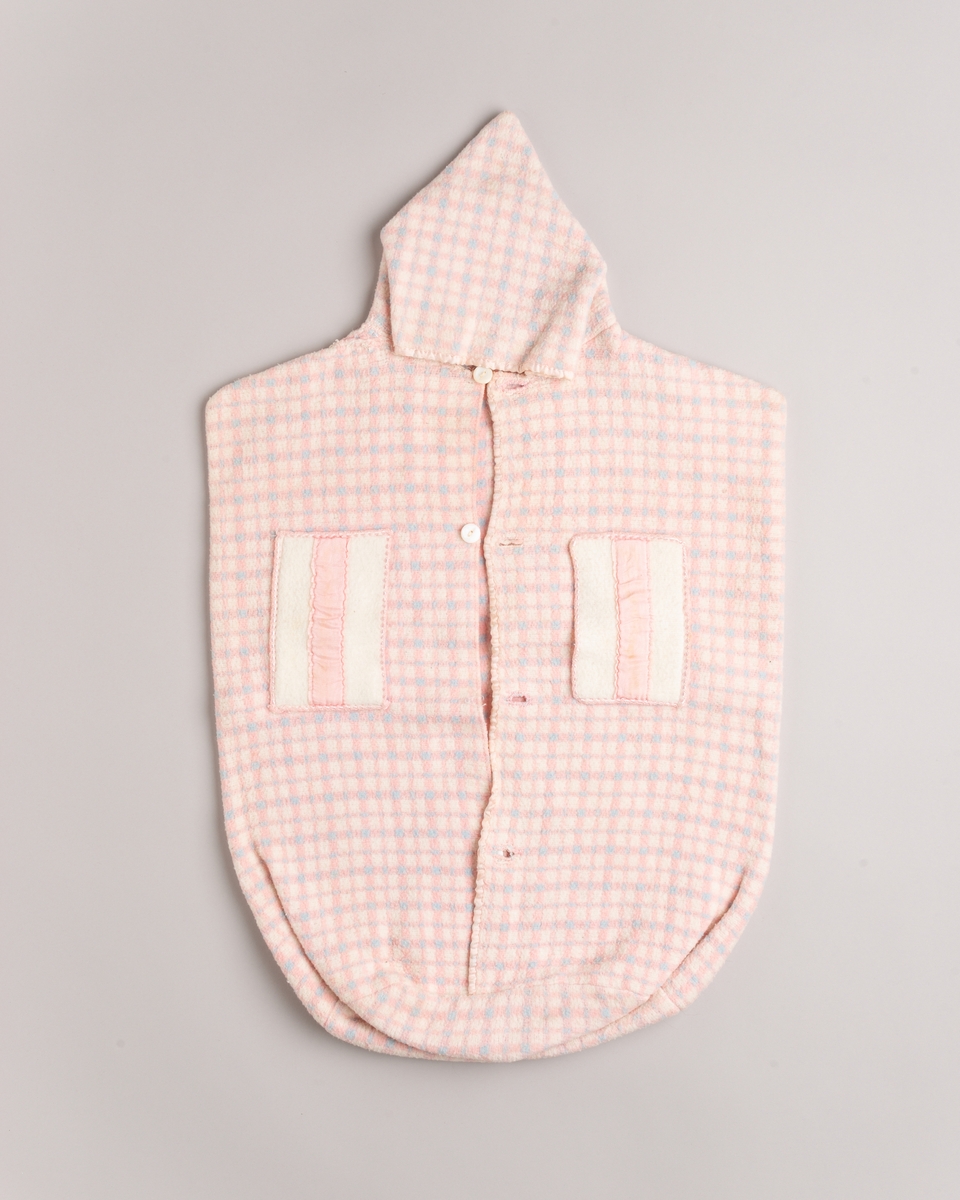 Babypose med kåpe. Posen lukkes med fire knapper. Kåpen har hatt belte.
Baby- og barnetøy som først var brukt av tre søstre i USA på 1930- og 40-tallet, før det ble sendt til Norge og brukt av tre søstre i Eidsberg på 1940- og 50-tallet - kusiner av de tre i USA.