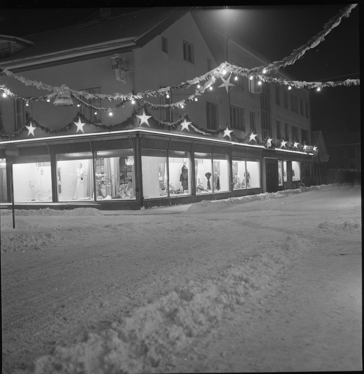 ADAs skyltfönster i hörnet Nygatan - Kungsgatan, kv Pärlan, dec 1950.