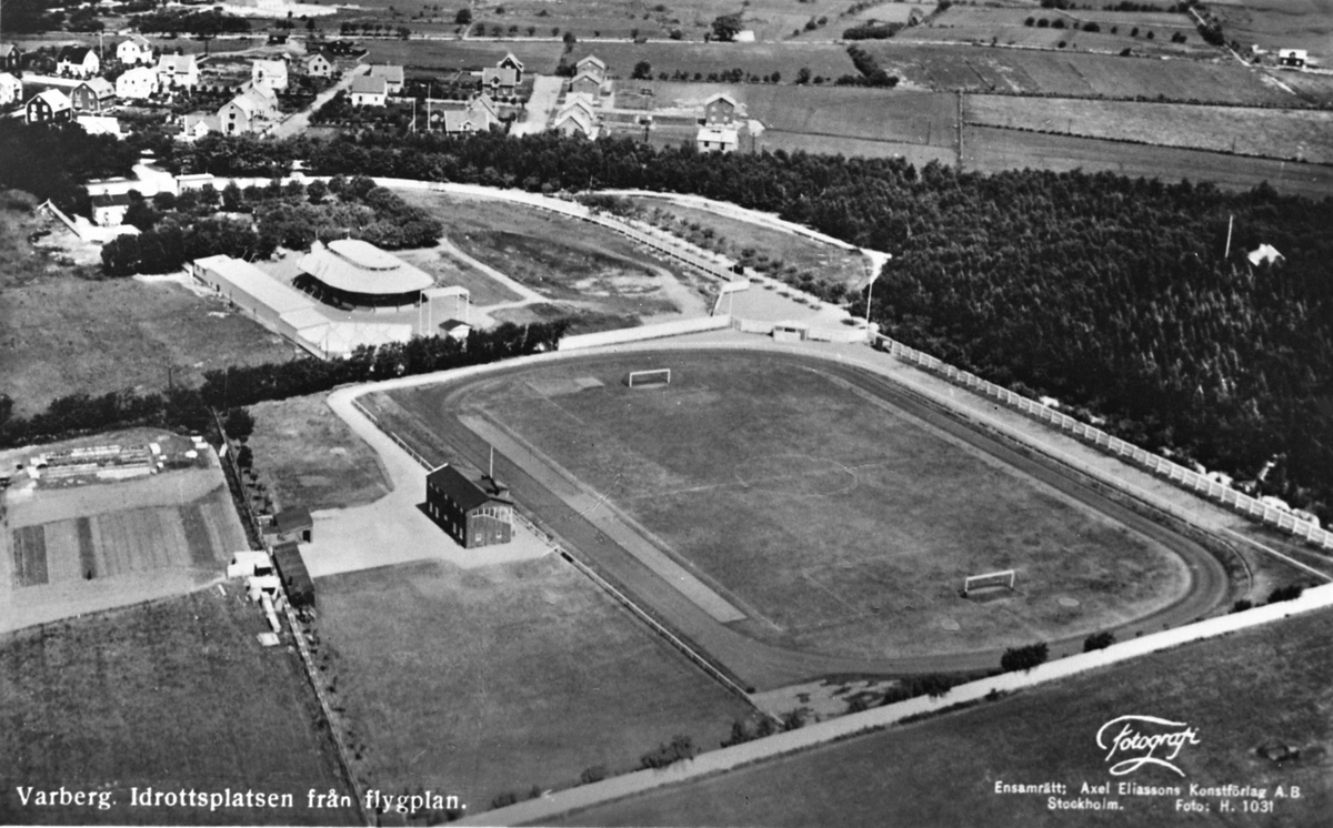 Vykort, "Varberg. Idrottsplatsen från flygplan." Flygbild över Varbergs idrottsplats, Påskbergsvallen, invigd 1925. Bortom vallen ligger Rotundan i stadens nya Nöjespark anlagd 1932. Till höger i skogen ses tak och flaggstång till Tivedstugan i Nya Påskberget. I bildens ovankant längs Påskbergsvägen ses fr v kvarteren Måsen, Fevern, Lygnern och Draen. Tranebergsgatan går igenom kvarteren och ovanför villorna ses Träslövsvägen. De korta vägstumparna mellan husen är Svanegatan till vänster och Tjädervägen till höger.

Bild nr 2: Foto från anläggande av Varbergs idrottsplats. invigd 1925. Fotograf okänd. Reprofoto av båda bilderna.