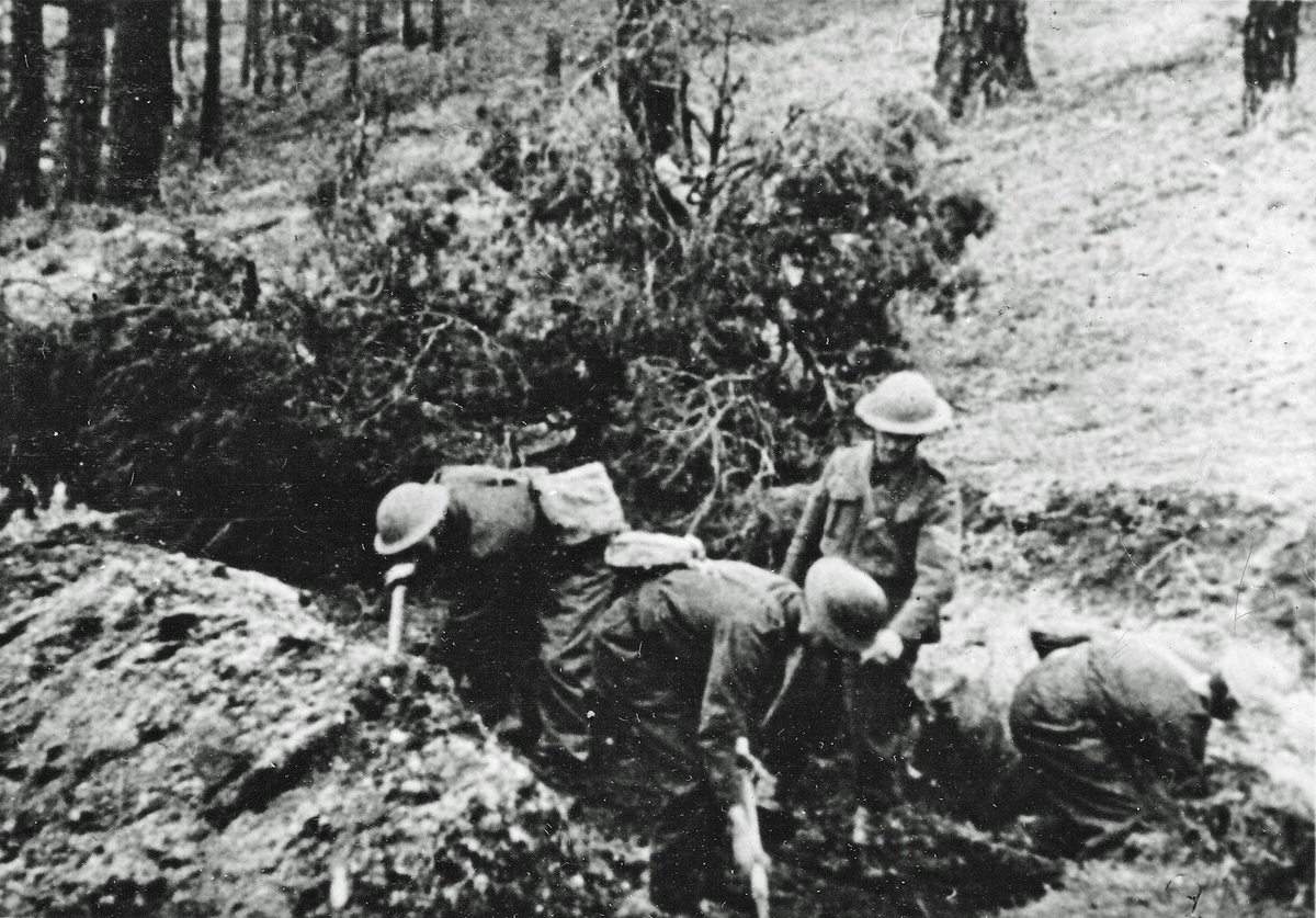 Brittiska soldater tillverkar ett fordonshinder i en sluttning genom att gräva ett dike och lägga massorna i en vall framför diket. Foto från den brittiska filmen "Antivehicle Obstacles Elementary" från 1946.