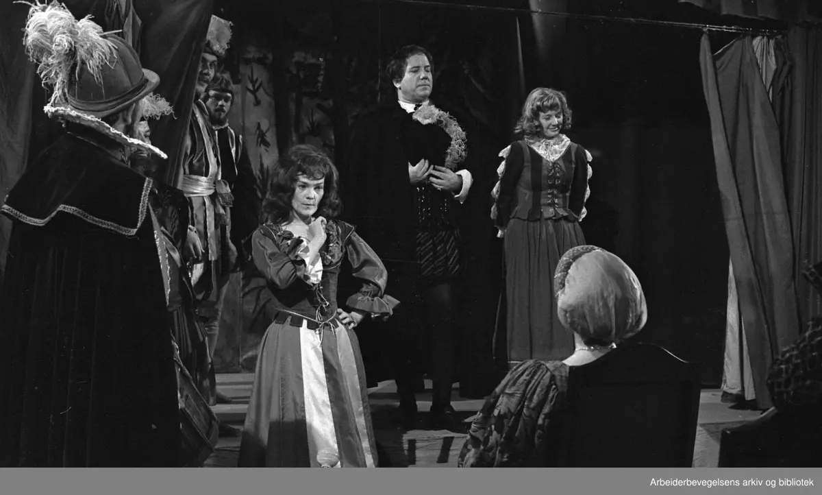 Fra innspillingen av "Reisen til julestjernen" i Norsk Films atelier på Jar..Blant annet med Rolf Just Nilsen i rollen som Harlekin og Hanne Krogh som Sonja. .5. Mars 1976.