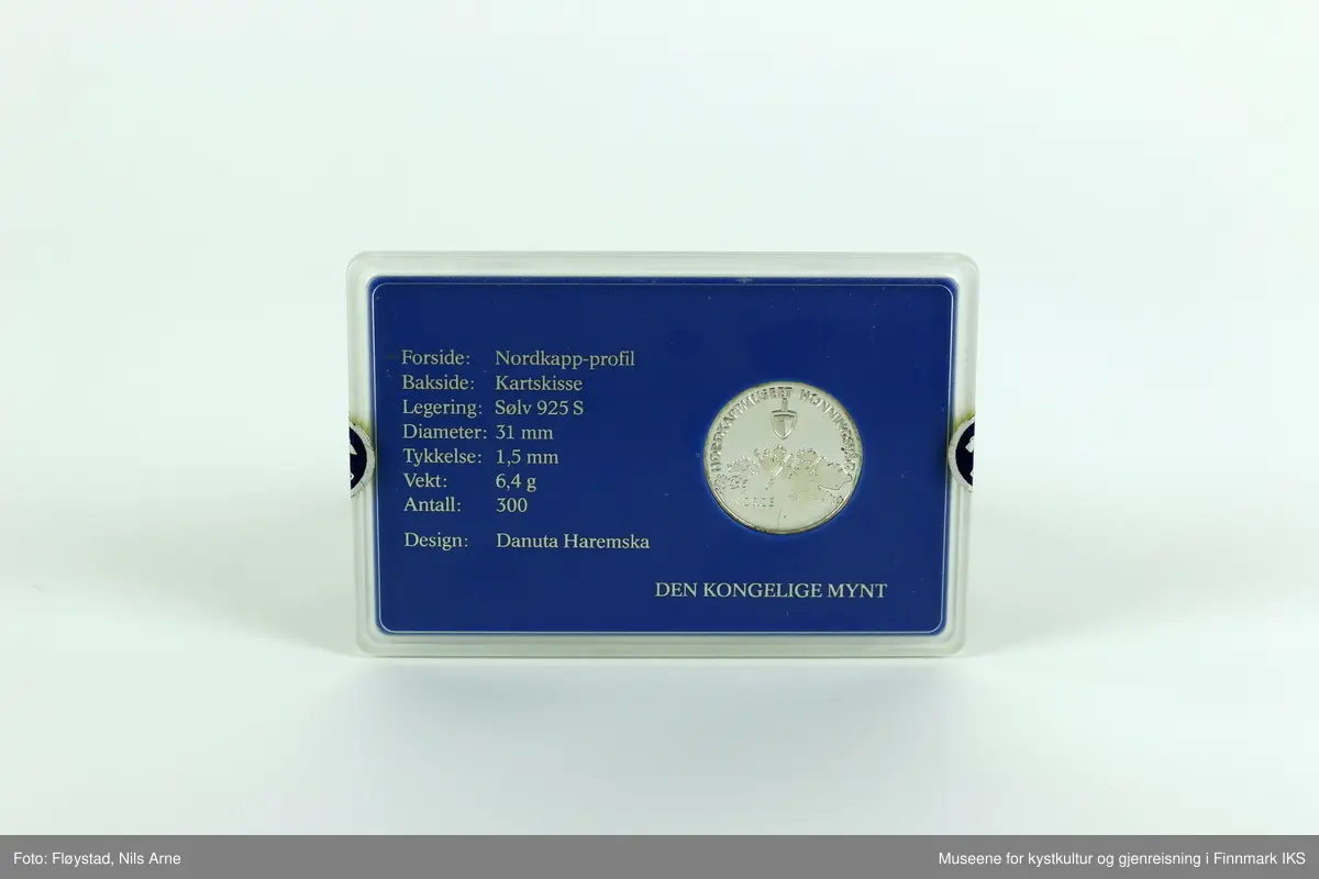 En jubileumsmedalje i sølv med gravert dekor og etui.

Medaljen består av sterlingsølv (925 S). Den har en diameter på 31 millimeter, med en tykkelse på 1,5 millimeter og en vekt på 6,4 gram. Medaljen er produsert i et begrenset opplag av Den Kongelige Mynt, i forbindelse med Nordkappmuseets 10-års jubileum 1982–1992.  

Medaljens advers (framside) er gravert med motiv av Nordkapplatået og havet i forgrunnen, med "NORDKAPP 1992" gravert ved siden av. Medaljens revers (bakside) er gravert med en kartskisse over Finnmark og "NORGE" på den nedre halvdelen. På den øvre halvdelen er det gravert "NORDKAPPMUSEET HONNINGSVÅG", i tillegg til museets logo som er et øsekar. Medaljen er designet av Danuta Haremska.     

Medaljen ligger i et rektangulært etui laget av plexiglass, med et blått skumgummi lignedene materiale på innsiden. På framsiden ved siden av mynten står det "NORDKAPP MEDALJEN 1992" og rett under står det "ROYAL NORWEGIAN MINT" i sølvfarge. På baksiden står det spesifikasjoner om medaljen og medaljesettet i sølvfarge.