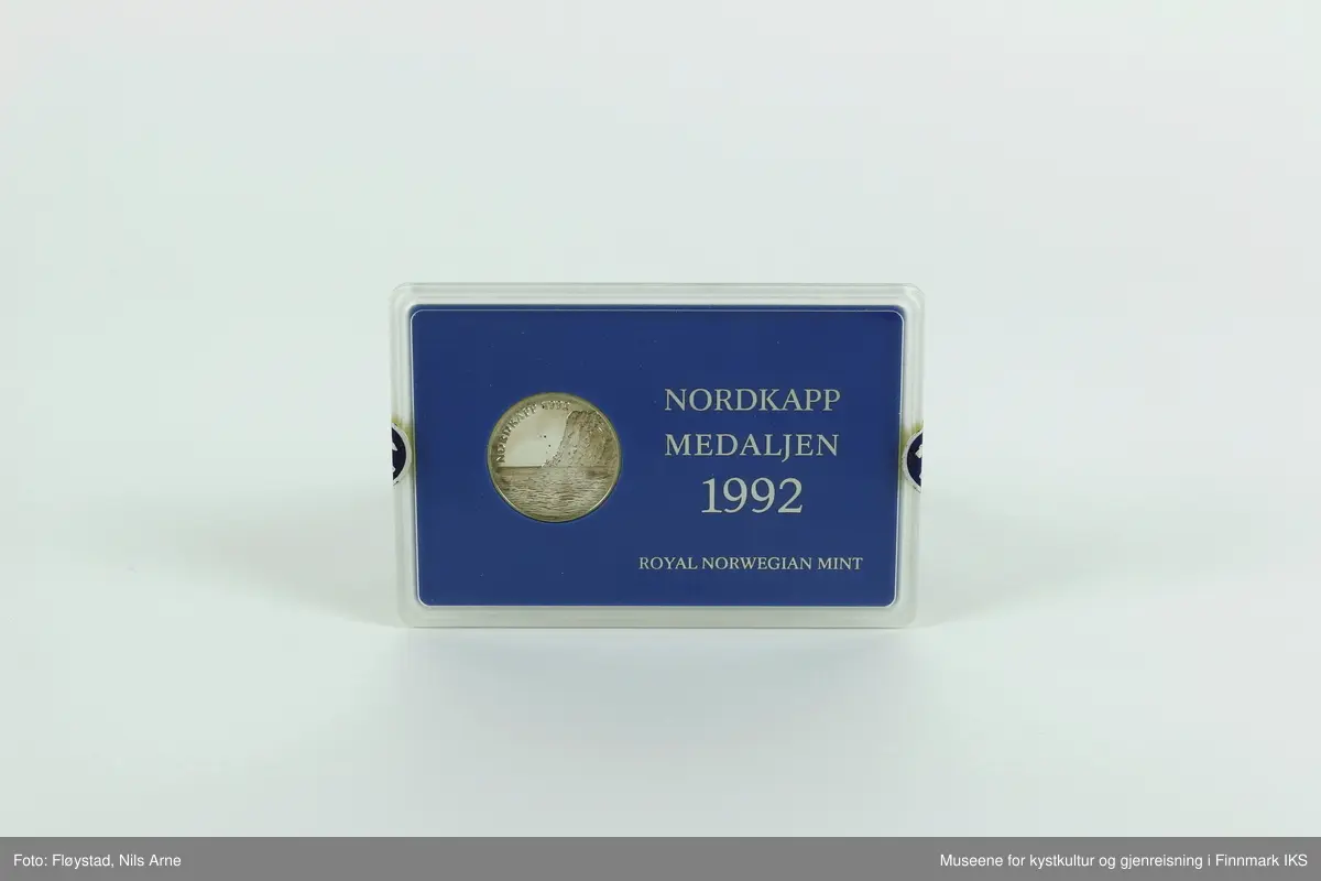 En jubileumsmedalje i sølv med gravert dekor og etui.

Medaljen består av sterlingsølv (925 S). Den har en diameter på 31 millimeter, med en tykkelse på 1,5 millimeter og en vekt på 6,4 gram. Medaljen er produsert i et begrenset opplag av Den Kongelige Mynt, i forbindelse med Nordkappmuseets 10-års jubileum 1982–1992.  

Medaljens advers (framside) er gravert med motiv av Nordkapplatået og havet i forgrunnen, med "NORDKAPP 1992" gravert ved siden av. Medaljens revers (bakside) er gravert med en kartskisse over Finnmark og "NORGE" på den nedre halvdelen. På den øvre halvdelen er det gravert "NORDKAPPMUSEET HONNINGSVÅG", i tillegg til museets logo som er et øsekar. Medaljen er designet av Danuta Haremska.     

Medaljen ligger i et rektangulært etui laget av plexiglass, med et blått skumgummi lignedene materiale på innsiden. På framsiden ved siden av mynten står det "NORDKAPP MEDALJEN 1992" og rett under står det "ROYAL NORWEGIAN MINT" i sølvfarge. På baksiden står det spesifikasjoner om medaljen og medaljesettet i sølvfarge.