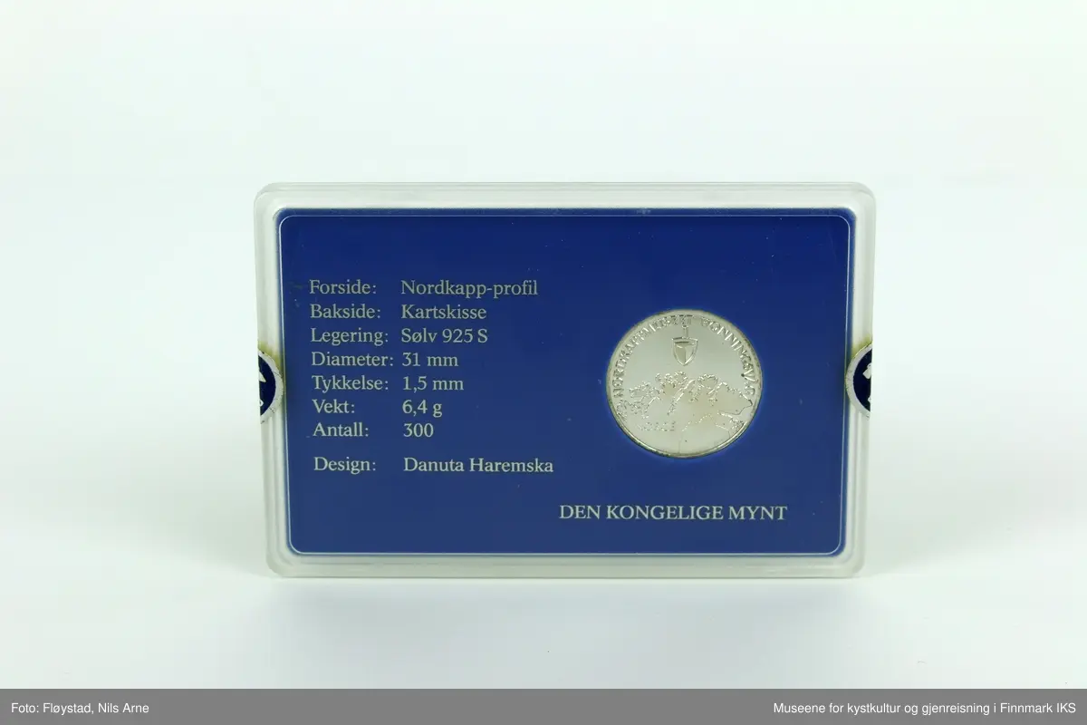 En jubileumsmedalje i sølv med gravert dekor og etui.

Medaljen består av sterlingsølv (925 S). Den har en diameter på 31 millimeter, med en tykkelse på 1,5 millimeter og en vekt på 6,4 gram. Medaljen er produsert i et begrenset opplag av Den Kongelige Mynt, i forbindelse med Nordkappmuseets 10-års jubileum 1982–1992.  

Medaljens advers (framside) er gravert med motiv av Nordkapplatået og havet i forgrunnen, med "NORDKAPP 1992" gravert ved siden av. Medaljens revers (bakside) er gravert med en kartskisse over Finnmark og "NORGE" på den nedre halvdelen. På den øvre halvdelen er det gravert "NORDKAPPMUSEET HONNINGSVÅG", i tillegg til museets logo som er et øsekar. Medaljen er designet av Danuta Haremska.     

Medaljen ligger i et rektangulært etui laget av plexiglass, med et blått skumgummi lignedene materiale på innsiden. På framsiden ved siden av mynten står det "NORDKAPP MEDALJEN 1992" og rett under står det "ROYAL NORWEGIAN MINT" i sølvfarge. På baksiden står det spesifikasjoner om medaljen og medaljesettet i sølvfarge.