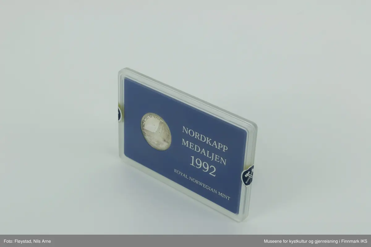 En jubileumsmedalje i sølv med gravert dekor og etui.

Medaljen består av sterlingsølv (925 S). Den har en diameter på 31 millimeter, med en tykkelse på 1,5 millimeter og en vekt på 6,4 gram. Medaljen er produsert i et begrenset opplag av Den Kongelige Mynt, i forbindelse med Nordkappmuseets 10-års jubileum 1982–1992.  

Medaljens advers (framside) er gravert med motiv av Nordkapplatået og havet i forgrunnen, med "NORDKAPP 1992" gravert ved siden av. Medaljens revers (bakside) er gravert med en kartskisse over Finnmark og "NORGE" på den nedre halvdelen. På den øvre halvdelen er det gravert "NORDKAPPMUSEET HONNINGSVÅG", i tillegg til museets logo som er et øsekar. Medaljen er designet av Danuta Haremska.     

Medaljen ligger i et rektangulært etui laget av plexiglass, med et blått skumgummi lignedene materiale på innsiden. På framsiden ved siden av mynten står det "NORDKAPP MEDALJEN 1992" og rett under står det "ROYAL NORWEGIAN MINT" i sølvfarge. På baksiden står det spesifikasjoner om medaljen og medaljesettet i sølvfarge.