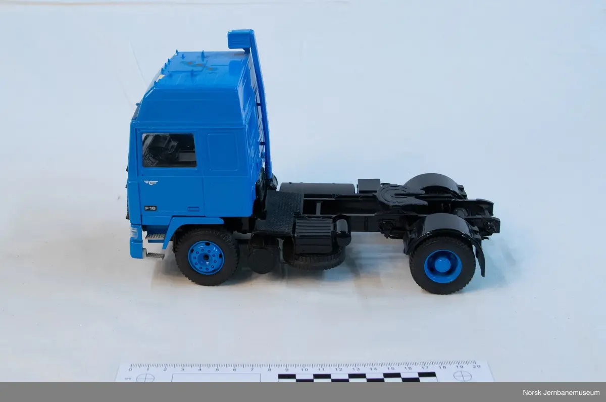 Model of a Volvo F16 semi-trailer in the colours of the National state railways (NSB) road transport division (NSB Biltrafikk). It was produced sometime in the time period 1980-1990. 