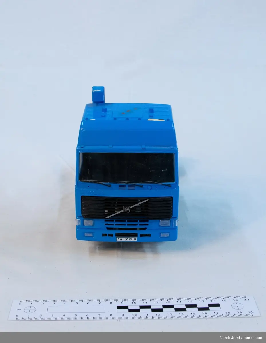 Model of a Volvo F16 semi-trailer in the colours of the National state railways (NSB) road transport division (NSB Biltrafikk). It was produced sometime in the time period 1980-1990. 