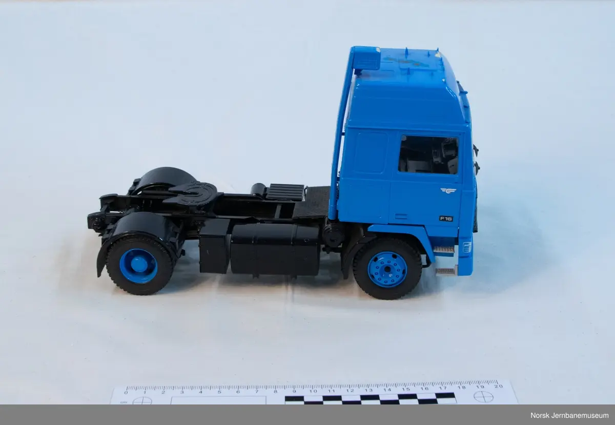 Model of a Volvo F16 semi-trailer in the colours of the National state railways (NSB) road transport division (NSB Biltrafikk). It was produced sometime in the time period 1980-1990. 