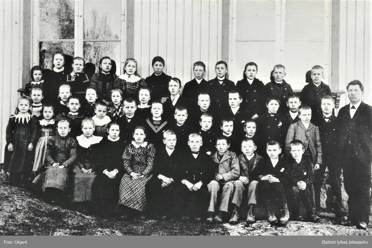 Østaskog skole 1899 med deres lærer Olaf Tonning ytterst til høyre. Han var lærer i Varteig fra 1877 til 1924. Skolen på Klemsdal var i bruk fra 1893 til sentralskolen kom i 1959. Bygningen ble revet i 1982. Småskolen ble holdt på Sikkeland. 
Første rad fra venstre:  
Anna M. Tomte, Anette Bergby, Julie Brusevold, Helga Haven, 2 x NN, Karl Aarbu, Karl Kingsrød, Ole Haven og Peder Sikkeland. 

Andre rad fra venstre: 
Margit Tonning, Magna Sikkeland, Inger Brusevold, Anna A. Tomte, August Bergby, Johannes Løkken, NN, Ole Bergby, Oskar Dybedal, Kristian Skoftebyhaugen og Martin (etternavn ukjent). 
I tredje rekke fra venstre: Marie Berby, Anna Skoftebyhaugen, Anna Kristine Tonning, Marie Sikkeland, Marie Dybedal, Edvard Holmen, Johan Tomte, Oskar Gabestad, Arnt E. Bergby, Johan Kingsrød og Hartvig Bergby. 

Bakers fra venstre: Olga Haven, 2 x NN, Andrine Bergby, Anna Klemsdal, Anders E. Bergby, Petter Sandbæk, Sigvart Brusevold, Anders Dybedal, Oskar Engebraaten og Arnt Stubberud.