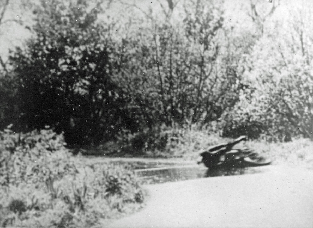 Ett enkelt sätt att kunna fördröja fientliga transporter är att hälla ut olja på vägen i en skarp kurva. Effektivt mot enklare hjolfordon. Foto från den brittiska filmen "Antivehicle Obstacles Elementary" från 1946.