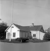 Boningshus på adressen Linköpingsgatan 16 i Skänninge. Här en vy från Stationsgatan 1956, samma år som huset revs.