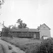 Bryggerigården i Skänninge som den tog sig ut 1957. Här en vy från backen ned mot Järntorgsdammen. Gården revs under 1960-talet.