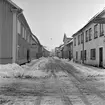 Follingegatan i Skänninge en snöslaskdag 1959. Vy söderut från korsning med Brogatan.