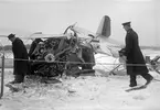 Resterna av kapten Einar Lundborgs flygplan efter dennes förödande krasch på Malmen den 27 januari 1931. Närmast ironiskt att den i luften så djärve Lundborg skulle sluta sina dagar under en till synes ordinär flygmanöver i ett för honom välbekant område. Bakom sig hade han så mycket äventyrligare flygningar. För eftervärlden är han kanske främst känd som räddaren av italienaren Umberto Nobile och den överlevande delen av hans besättning när dennes luftskepp Italia störtade vid ett försök att nå nordpolen 1928.