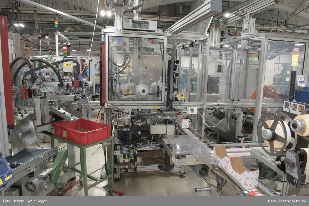 Robotanlegg for pakking av innfelte stikkontakter i displayesker